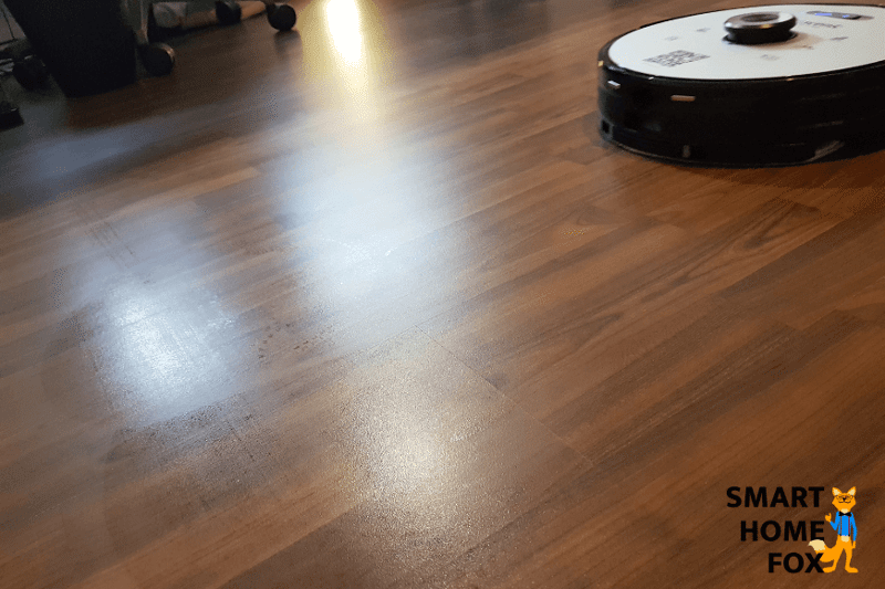 Der Proscenic M8 PRO wischt den Boden im Arbeitszimmer